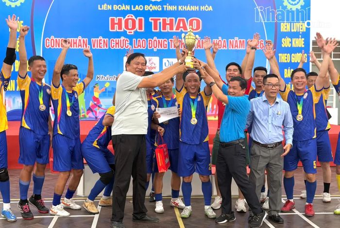 Ban tổ chức trao chức vô địch cho đội bóng Công đoàn cơ sở Công ty TNHH Nhà nước Một thành viên Yến sào Khánh Hòa.