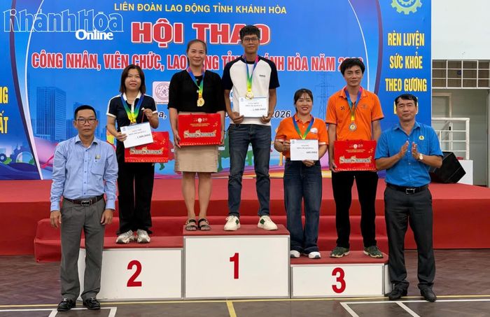 Ban tổ chức trao giải cho các đội đoạt giải môn pickleball.