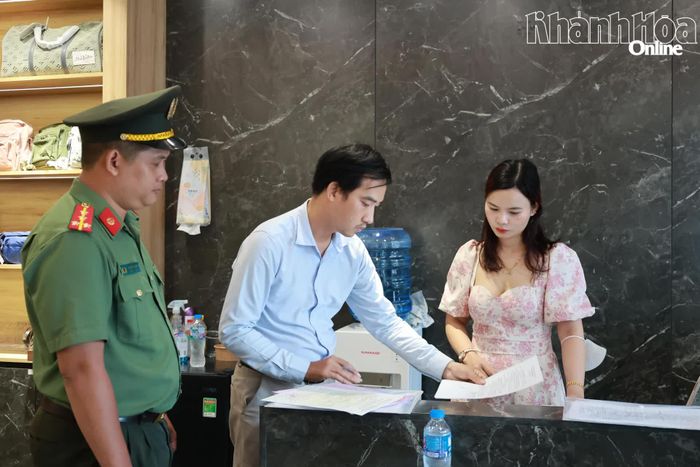 Lập biên bản làm việc đối với các vi phạm về biển hiệu, biển quảng cáo tại cơ sở kinh doanh trên đường Nguyễn Thiện Thuật.
