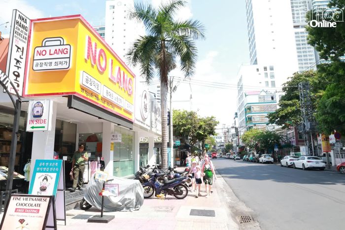 Đoàn kiểm tra tại cơ sở kinh doanh trên đường Nguyễn Thiện Thuật.