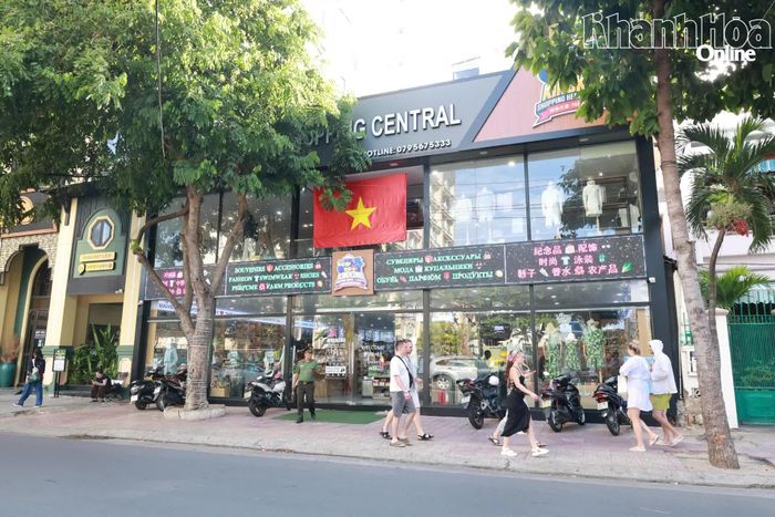 Đoàn công tác kiểm tra tại cơ sở kinh doanh trên đường Hùng Vương.