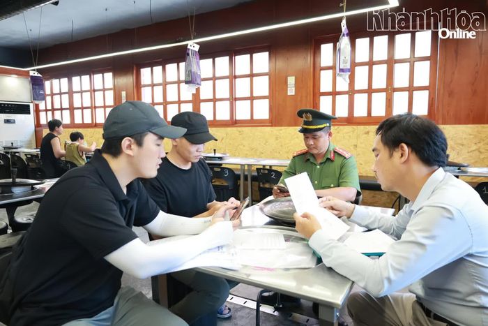 Lực lượng chức năng làm việc với chủ cơ sở kinh doanh trên đường Nguyễn Thiện Thuật.