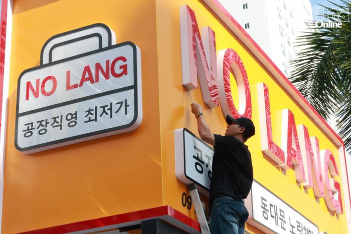 Chủ cơ sở kinh doanh chủ động tháo bảng hiệu quảng cáo không đúng quy định.