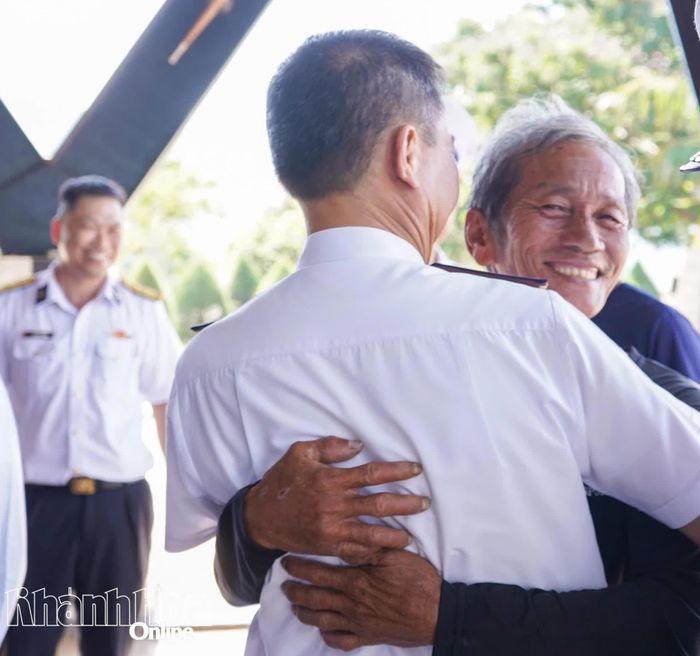 Ông Phạm Đủ, ngư dân tàu cá gặp nạn bày tỏ cảm ơn đến Chuẩn Đô đốc Nguyễn Anh Tuấn trước khi lên xe về quê.
