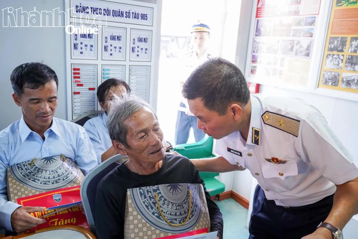 Chuẩn Đô đốc Nguyễn Anh Tuấn - Tư lệnh Vùng 4 Hải quân động viên ngư dân.