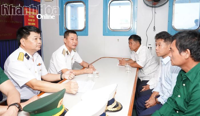 Thủ trưởng Bộ Tư lệnh Vùng 4 Hải quân thăm hỏi, động viên các ngư dân gặp nạn.