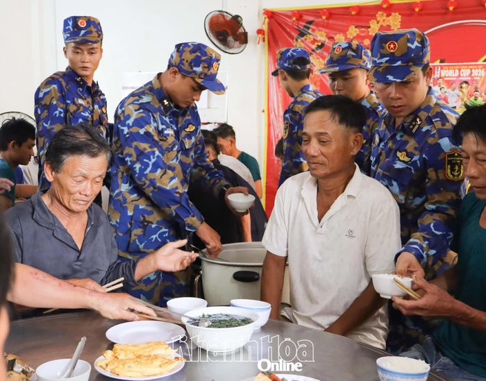 Các ngư dân được hỗ trợ, chăm sóc chu đáo tại đảo Đá Tây.