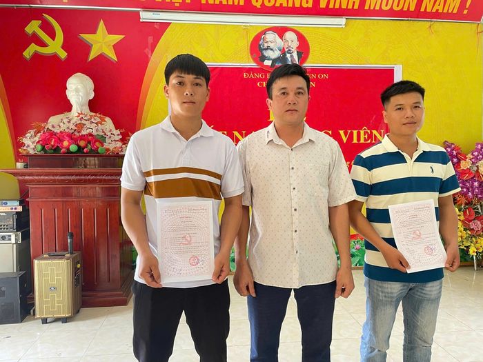 Lễ kết nạp đảng viên tại Chi bộ bản On (xã Khoen On).