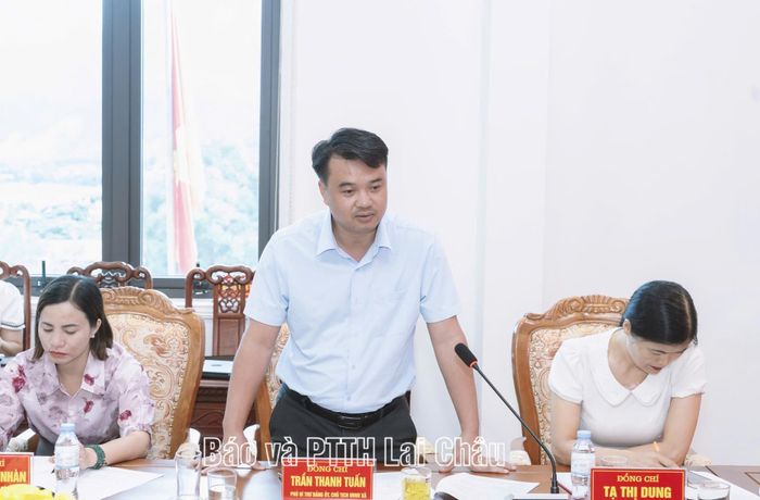 Đồng chí Trần Thanh Tuấn – Phó Bí thư Đảng ủy, Chủ tịch UBND xã Bình Lư phát biểu thảo luận tại hội nghị.