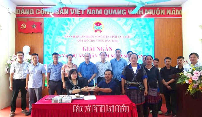 Hội viên nông dân xã Mường Kim nhận tiền giải ngân dự án Chăn nuôi ngựa sinh sản.