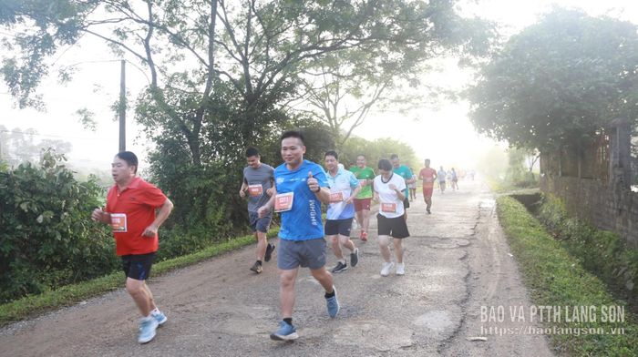 Các vận động viên tranh tài ở cự ly 5 km