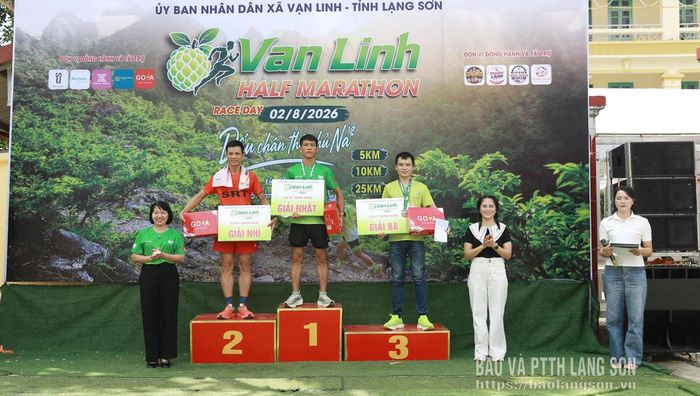 Ban Tổ chức trao giải cho các vận động viên xuất sắc thi đấu cự ly 25 km nội dung nam