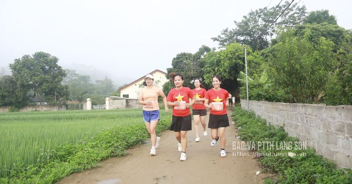 Các vận động viên tranh tài ở cự ly 5 km