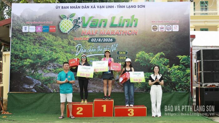 Ban Tổ chức trao giải cho các vận động viên xuất sắc thi đấu cự ly 25 km nội dung nữ