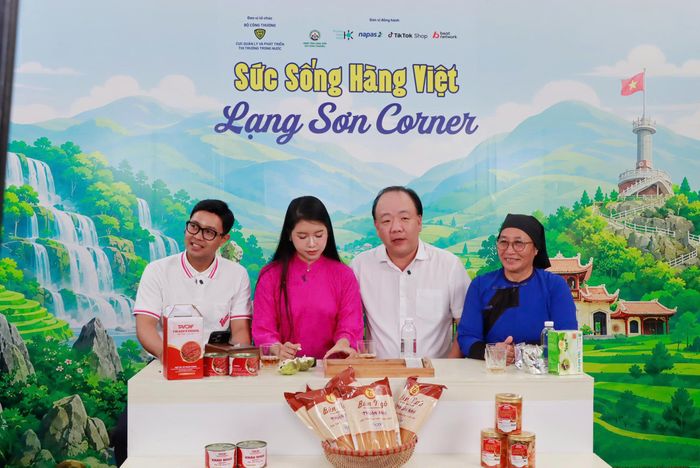 Phiên livestream giới thiệu sản phẩm nông sản của tỉnh Lạng Sơn trên nền tảng TikTok Shop diễn ra trong khuôn khổ chương trình "Lạng Sơn Corner"