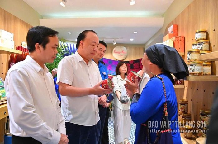 Các đại biểu tham quan gian hàng trưng bày, giới thiệu sản phẩm của tỉnh Lạng Sơn tại tại chương trình "Lạng Sơn Corner".