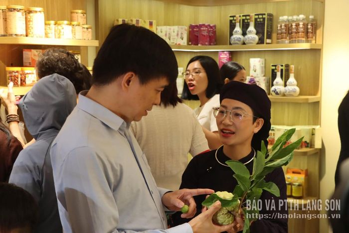 Người dân tìm hiểu, mua sắm sản phẩm nông, đặc sản của tỉnh