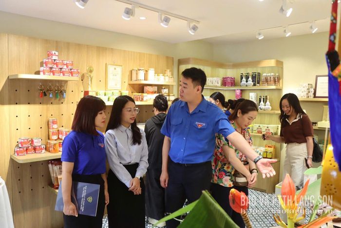 Các đại biểu tham quan gian hàng trưng bày, giới thiệu sản phẩm của tỉnh Lạng Sơn tại chương trình "Lạng Sơn Corner".