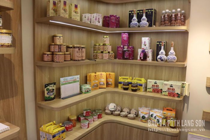 Các sản phẩm OCOP, sản phẩm đặc trưng, tiêu biểu được trưng bày, giới thiệu tại gian hàng của tỉnh Lạng Sơn