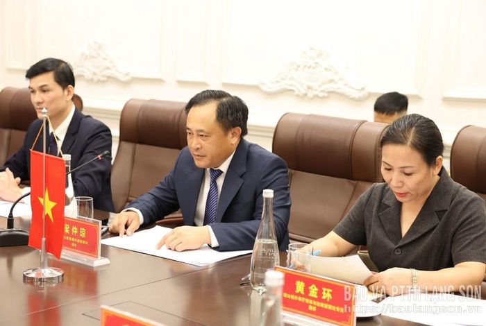 Đồng chí Lương Trọng Quỳnh, Ủy viên Ban Thường vụ Tỉnh ủy, Trưởng Ban Nội chính Tỉnh ủy Lạng Sơn (ở giữa) phát biểu tại chương trình hội đàm