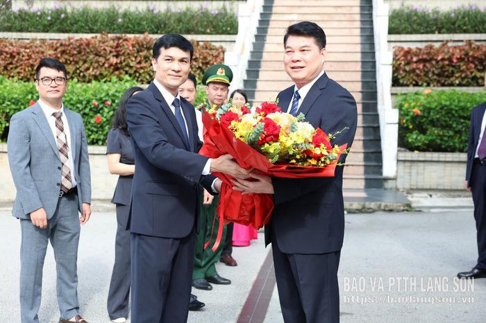 Lãnh đạo Ban Nội chính Tỉnh ủy Lạng Sơn tặng hoa lãnh đạo Ủy ban Chính pháp Khu ủy Quảng Tây