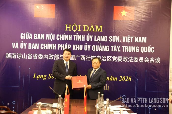 Lãnh đạo Ủy ban Chính pháp Khu ủy Quảng Tây tặng quà lưu niệm cho lãnh đạo Ban Nội chính Tỉnh ủy Lạng Sơn
