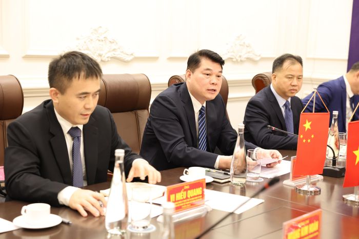 Ông Lý Ngọc Chấn, Phó Bí thư Thường trực Ủy ban Chính pháp Khu ủy Quảng Tây (ở giữa) phát biểu tại chương trình hội đàm