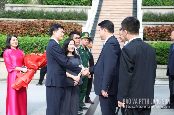 Lãnh đạo Ban Nội chính Tỉnh ủy Lạng Sơn đón đoàn đại biểu Ủy ban Chính pháp Khu ủy Quảng Tây tại cửa khẩu quốc tế Hữu Nghị