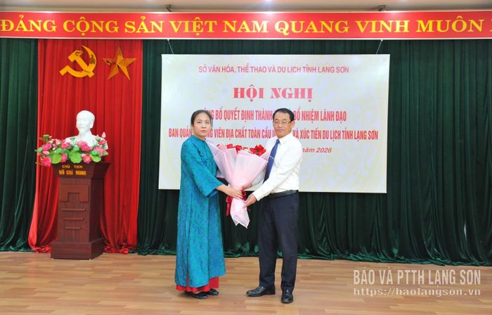 Lãnh đạo Sở VHTT&amp;DL trao Quyết định bổ nhiệm cho đồng chí Phạm Thị Hương