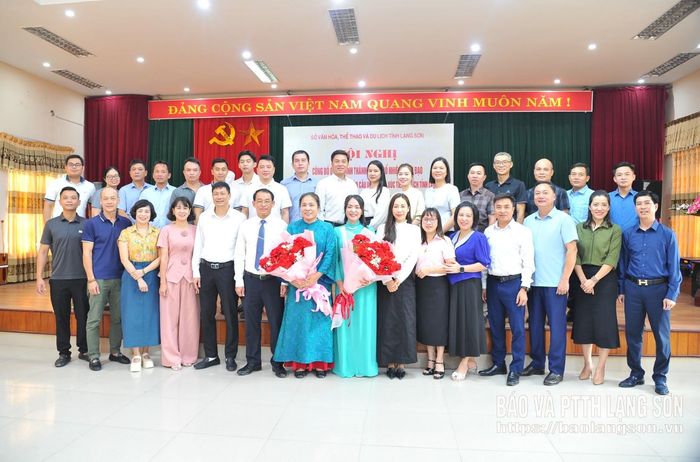 Lãnh đạo Sở VHTT&amp;DL và đại diện lãnh đạo các phòng, đơn vị chuyên môn thuộc sở chụp ảnh lưu niệm cùng cán bộ, viên chức Ban Quản lý CVĐC toàn cầu UNESCO và Xúc tiến Du lịch tỉnh