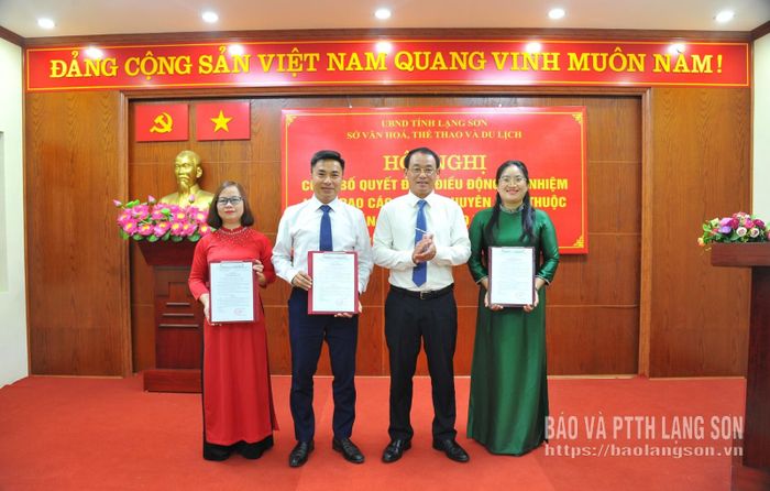 Lãnh đạo Sở VHTT&amp;DL trao các quyết định điều động, bổ nhiệm cho lãnh phòng Du lịch và Di sản