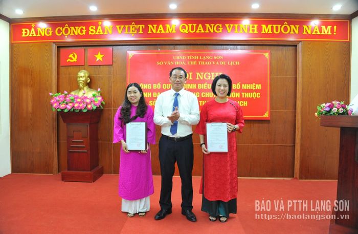 Lãnh đạo Sở VHTT&amp;DL trao các quyết định điều động, bổ nhiệm cho lãnh đạo phòng Văn hóa và Gia đình