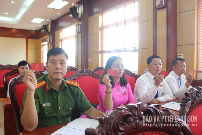 Đại biểu biểu quyết thông qua nghị quyết tại kỳ họp