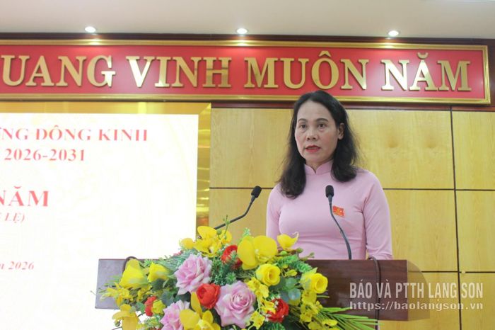 Lãnh đạo UBND phường Đông Kinh trình bày các tờ trình tại kỳ họp