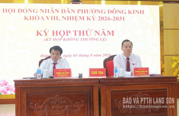 Lãnh đạo HĐND phường Đông Kinh chủ tọa kỳ họp
