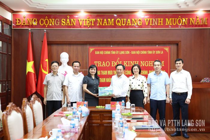 Các đồng chí lãnh đạo Ban Nội chính Tỉnh ủy Lạng Sơn trao tặng quà cho Ban Nội chính Tỉnh ủy Sơn La