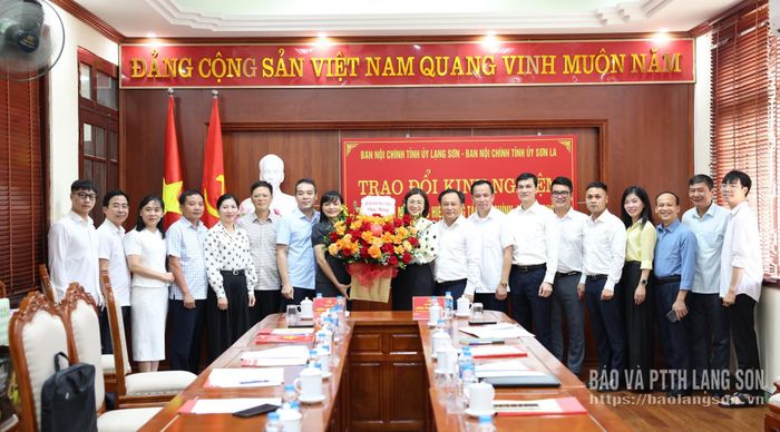 Đoàn công tác Ban Nội chính Tỉnh ủy Sơn La và lãnh đạo, cán bộ Ban Nội chính Tỉnh ủy Lạng Sơn chụp ảnh lưu niệm