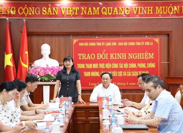 Đồng chí Lường Thị Vân Anh, Ủy viên Ban Thường vụ Tỉnh ủy, Trưởng Ban Nội chính Tỉnh ủy Sơn La phát biểu tại buổi trao đổi kinh nghiệm