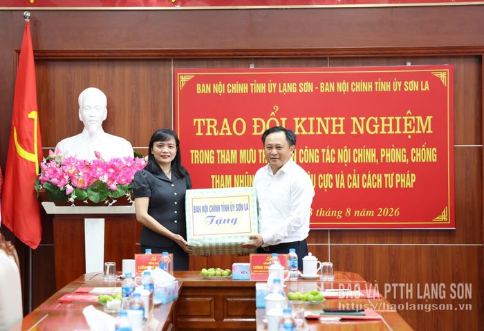 Đồng chí Lường Thị Vân Anh, Ủy viên Ban Thường vụ Tỉnh ủy, Trưởng Ban Nội chính Tỉnh ủy Sơn La trao tặng quà cho Ban Nội chính Tỉnh ủy Lạng Sơn