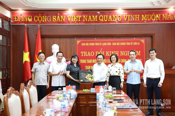 Các đồng chí lãnh đạo Ban Nội chính Tỉnh ủy Sơn La trao tặng quà cho Ban Nội chính Tỉnh ủy Lạng Sơn