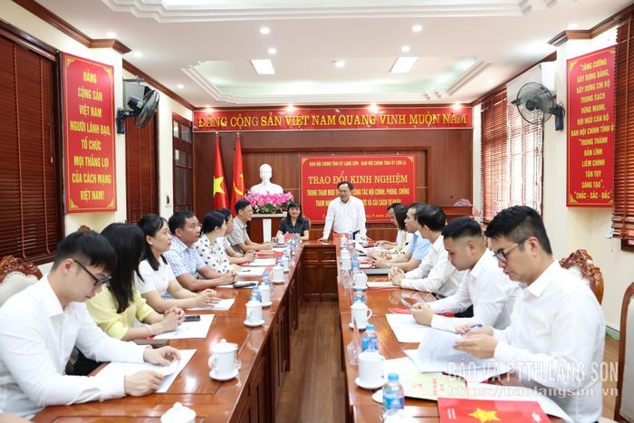 Đồng chí Lương Trọng Quỳnh, Ủy viên Ban Thường vụ Tỉnh ủy, Trưởng Ban Nội chính Tỉnh ủy trao đổi một số nội dung tại buổi trao đổi kinh nghiệm
