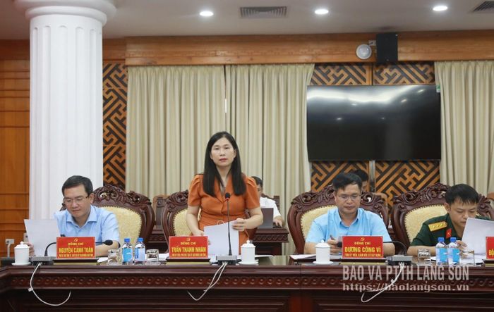 Đồng chí Trần Thanh Nhàn, Phó Chủ tịch UBND tỉnh thông tin về tiến độ xây dựng các trường tại hội nghị