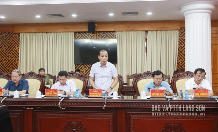 Đồng chí Hoàng Quốc Tuấn, Giám đốc Sở Giáo dục và Đào tạo phát biểu làm rõ thêm về công tác chuẩn bị các điều kiện dạy học cho trường nội trú biên giới