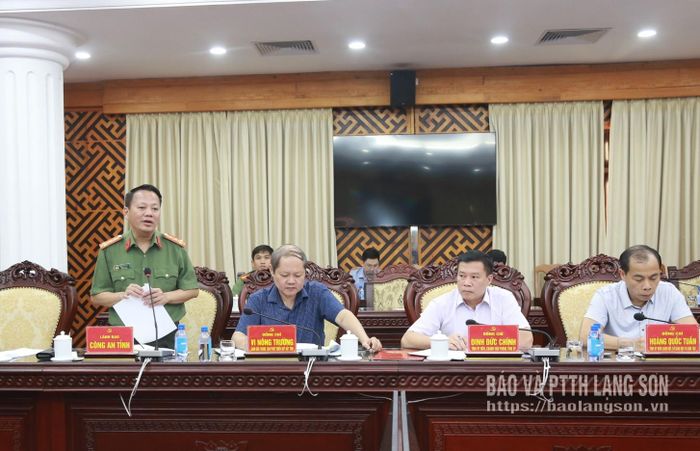 Đồng chí Triệu Tuấn Hải, Phó Giám đốc Công an tỉnh báo cáo tình hình triển khai các dự án do Công an tỉnh làm chủ đầu tư
