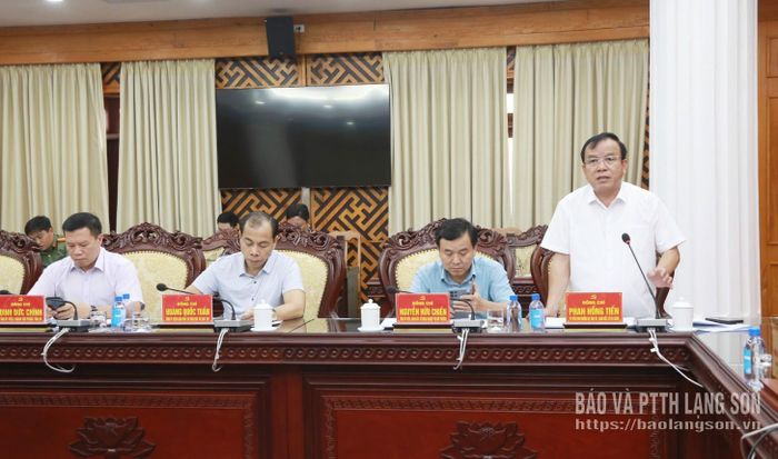 Đồng chí Phan Hồng Tiến, Giám đốc Sở Tài chính phát biểu tại hội nghị