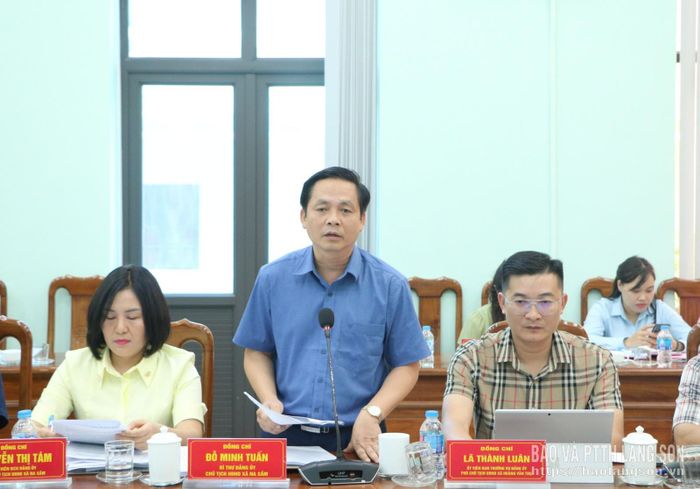 Lãnh đạo xã Na Sầm báo cáo việc thực hiện nhiệm vụ của HĐND xã