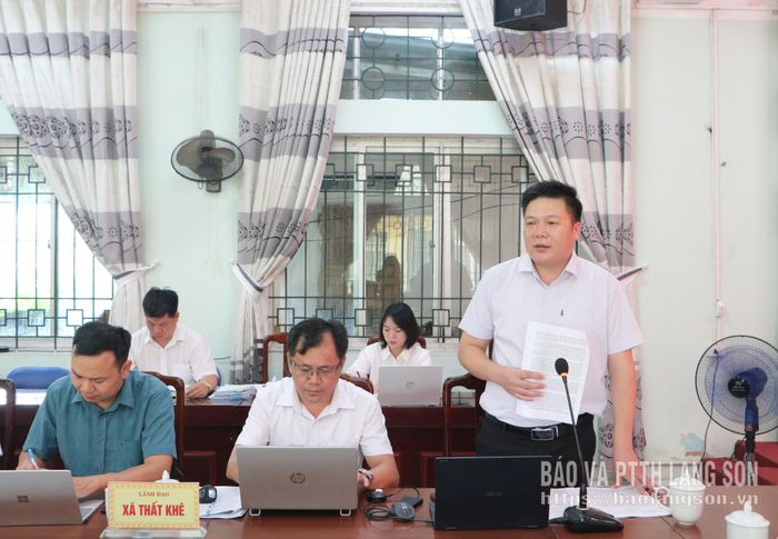 Lãnh đạo xã Thất Khê báo cáo việc triển khai nhiệm vụ tại buổi làm việc