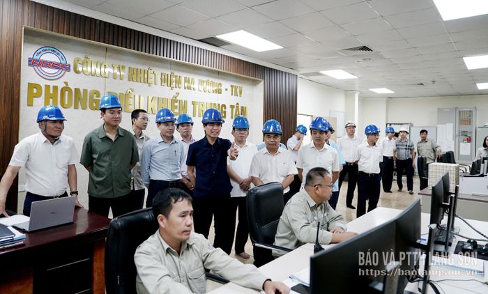 Các đồng chí lãnh đạo tỉnh thăm khu vực điều hành của Nhà máy Nhiệt điện Na Dương