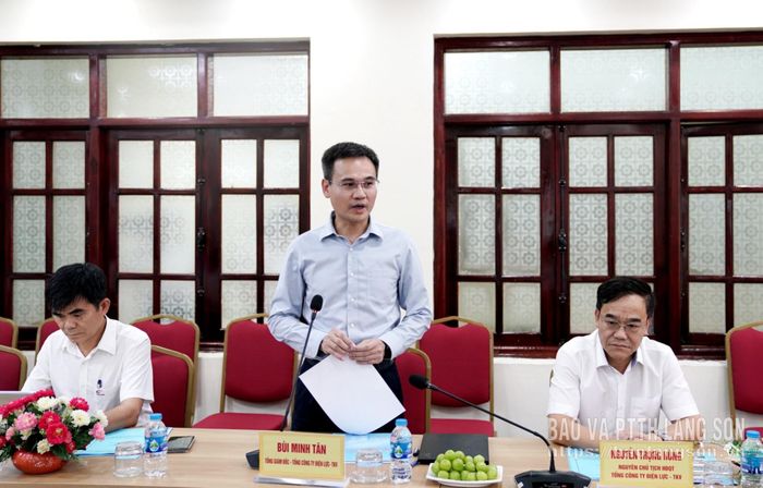 Lãnh đạo Tổng Công ty Điện lực TKV - CTCP báo cáo các nội dung liên quan tại buổi làm việc