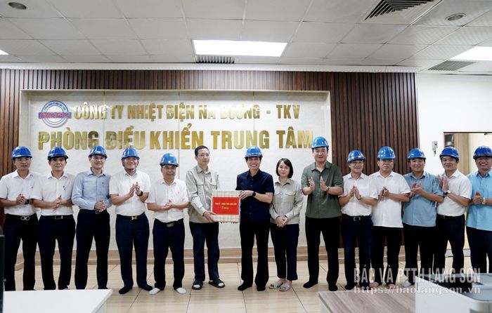 Đồng chí Hoàng Quốc Khánh, Ủy viên Trung ương Đảng, Bí thư Tỉnh ủy và đồng chí Nguyễn Cảnh Toàn, Phó Bí thư Tỉnh ủy, Chủ tịch UBND tỉnh, cùng lãnh đạo các sở, ngành của tỉnh tặng quà của tỉnh cho cán bộ, công nhân Nhà máy Nhiệt điện Na Dương
